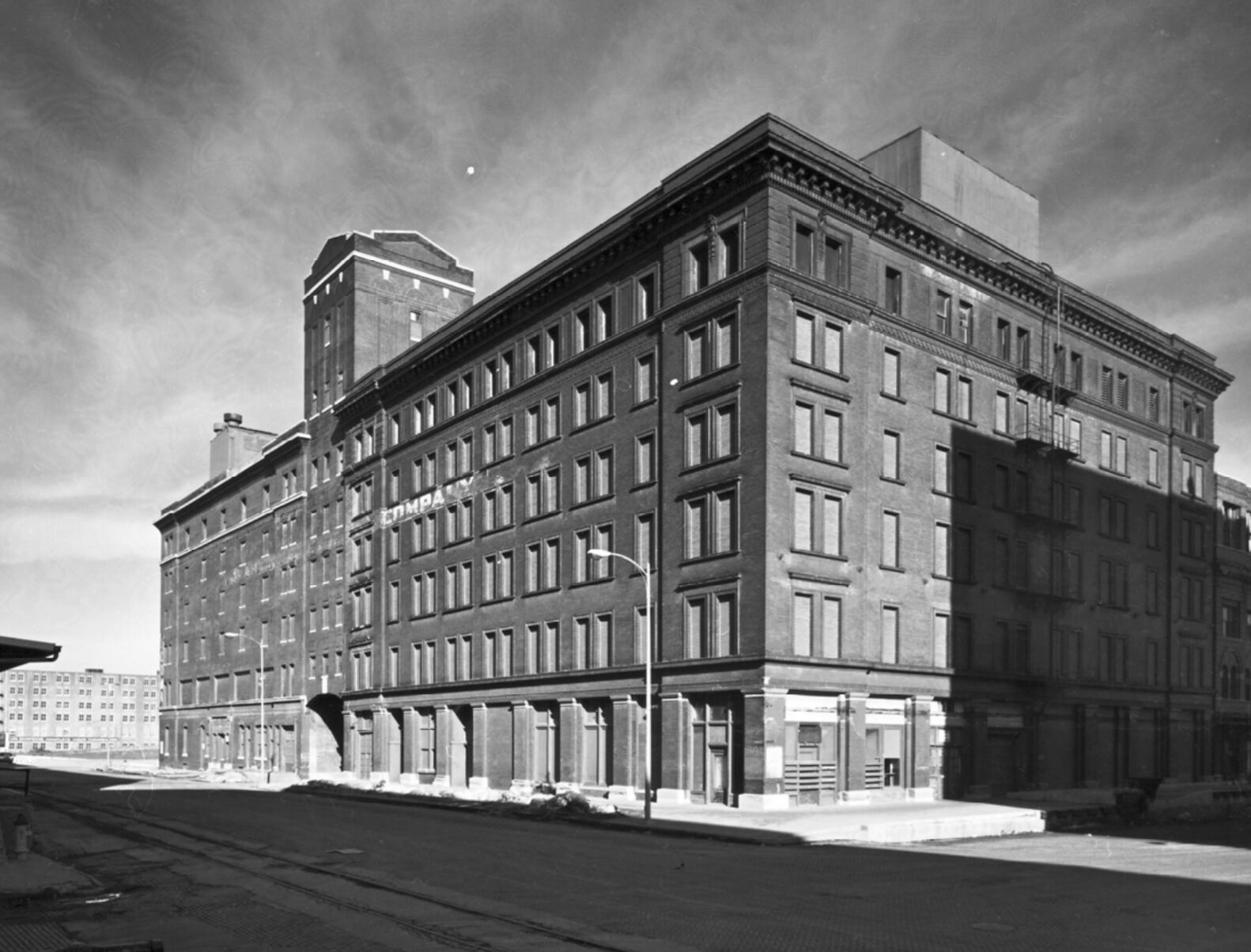 9. H.J. Lee Warehouse Bldg 822 Harney St. 1986 - Lynn Meyer.jpg